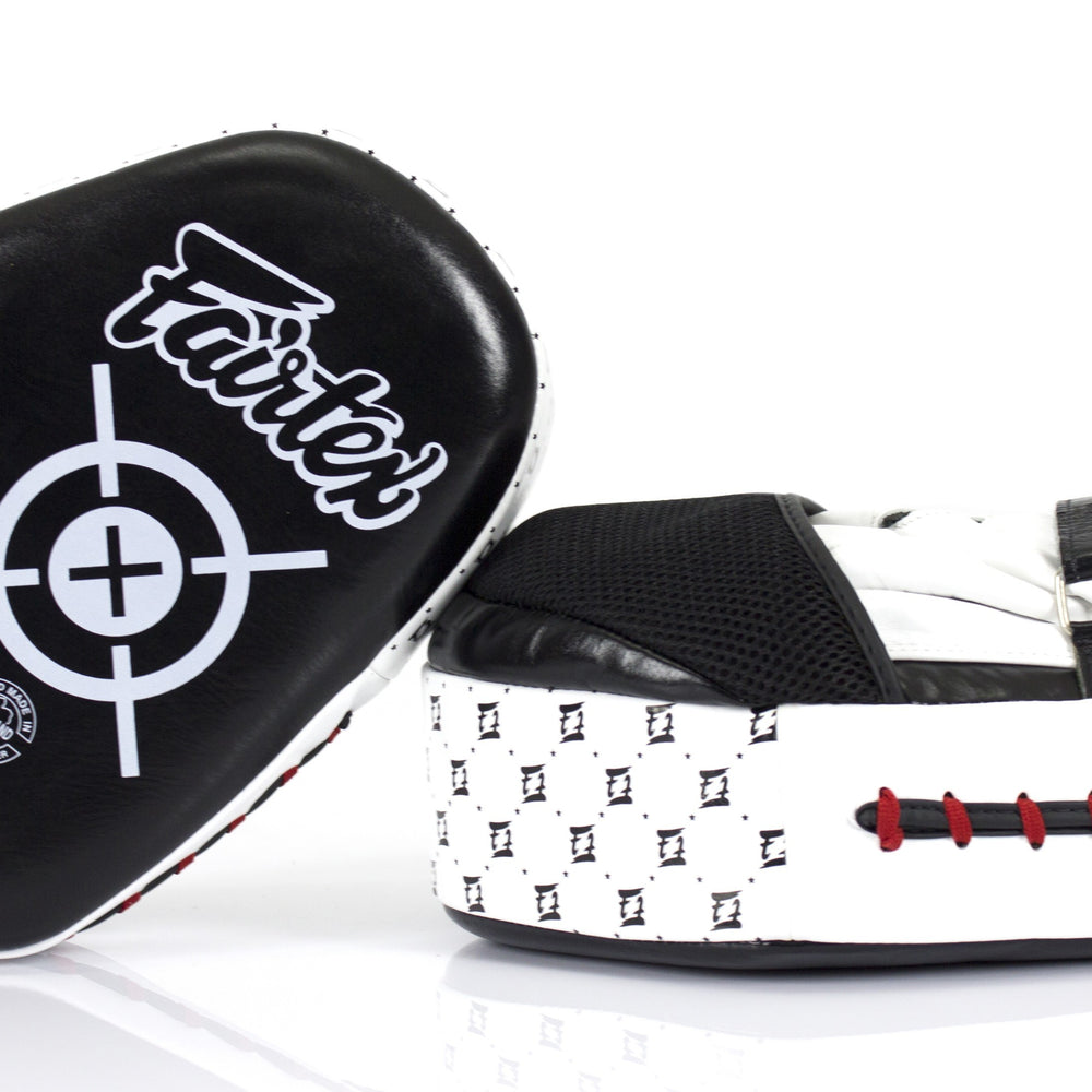 Лапы Боксерские Fairtex FMV11 Черно- белые