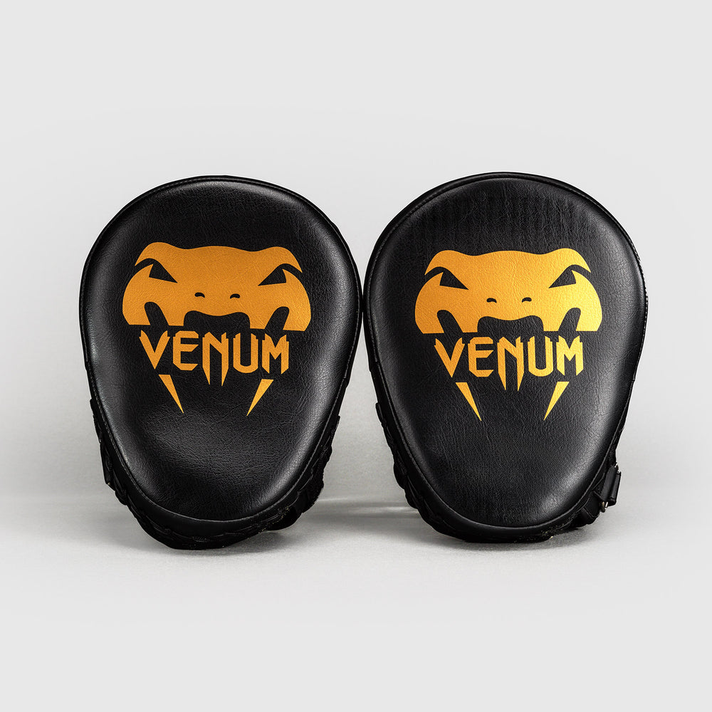  Боксерские лапы Venum Light Focus Mitts черные/золотые