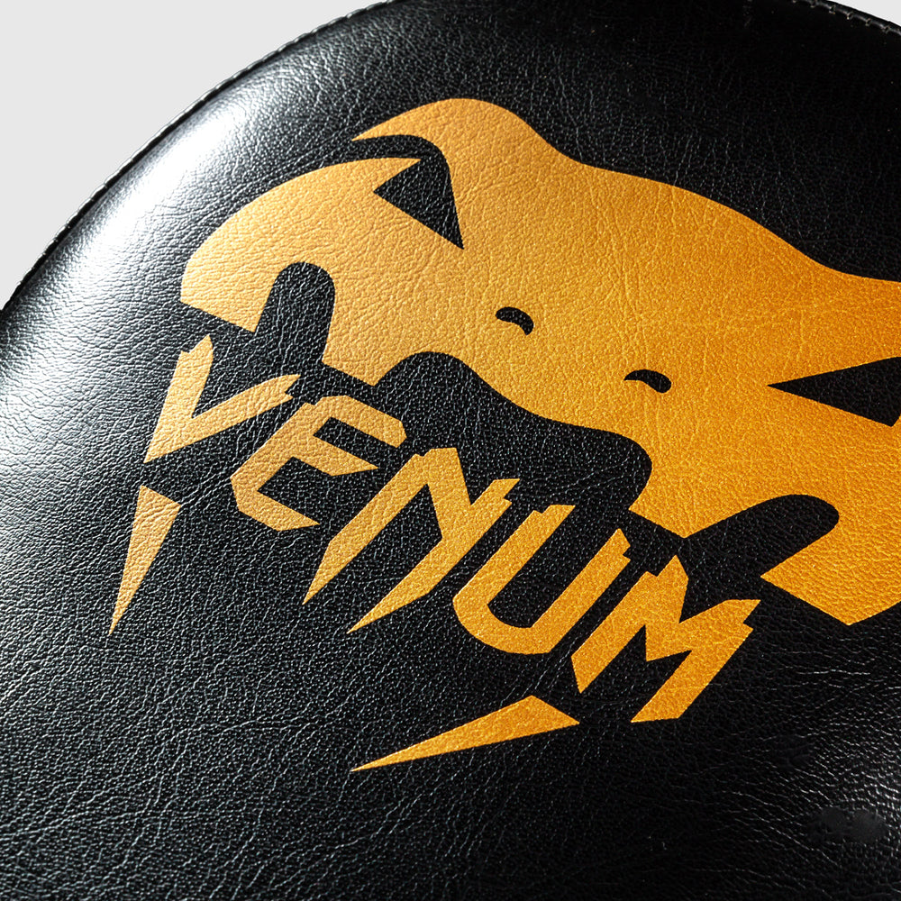  Боксерские лапы Venum Light Focus Mitts черные/золотые